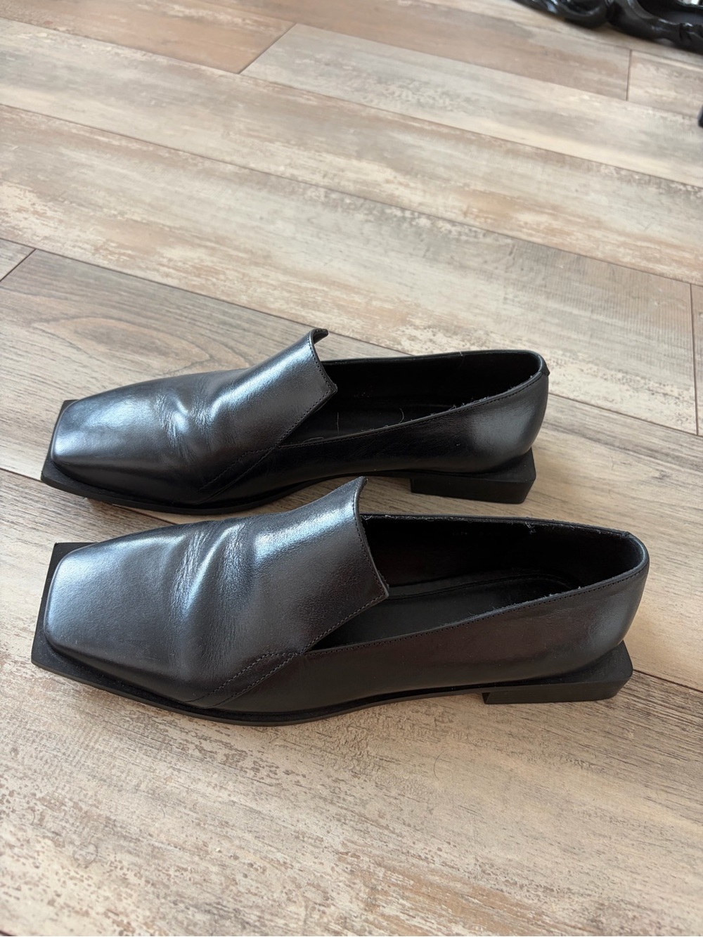 Alohas Women's Black Square-Toe Leather Loafers - Picture 4 of 5